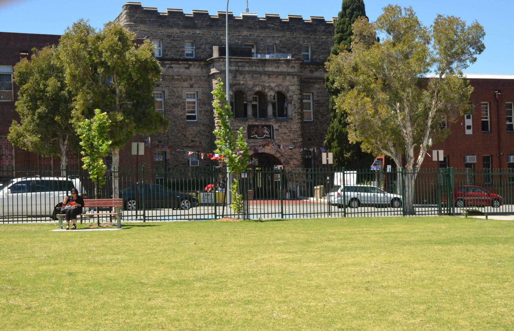 Auberge de jeunesse The Old Swan Barracks à Perth Extérieur photo